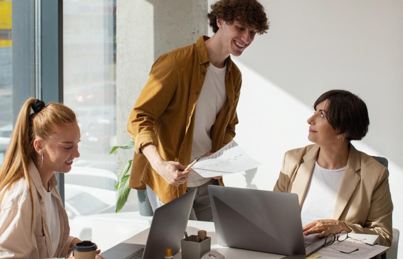 Estudiante trabajando en presupuestos departamentales en entorno flexible